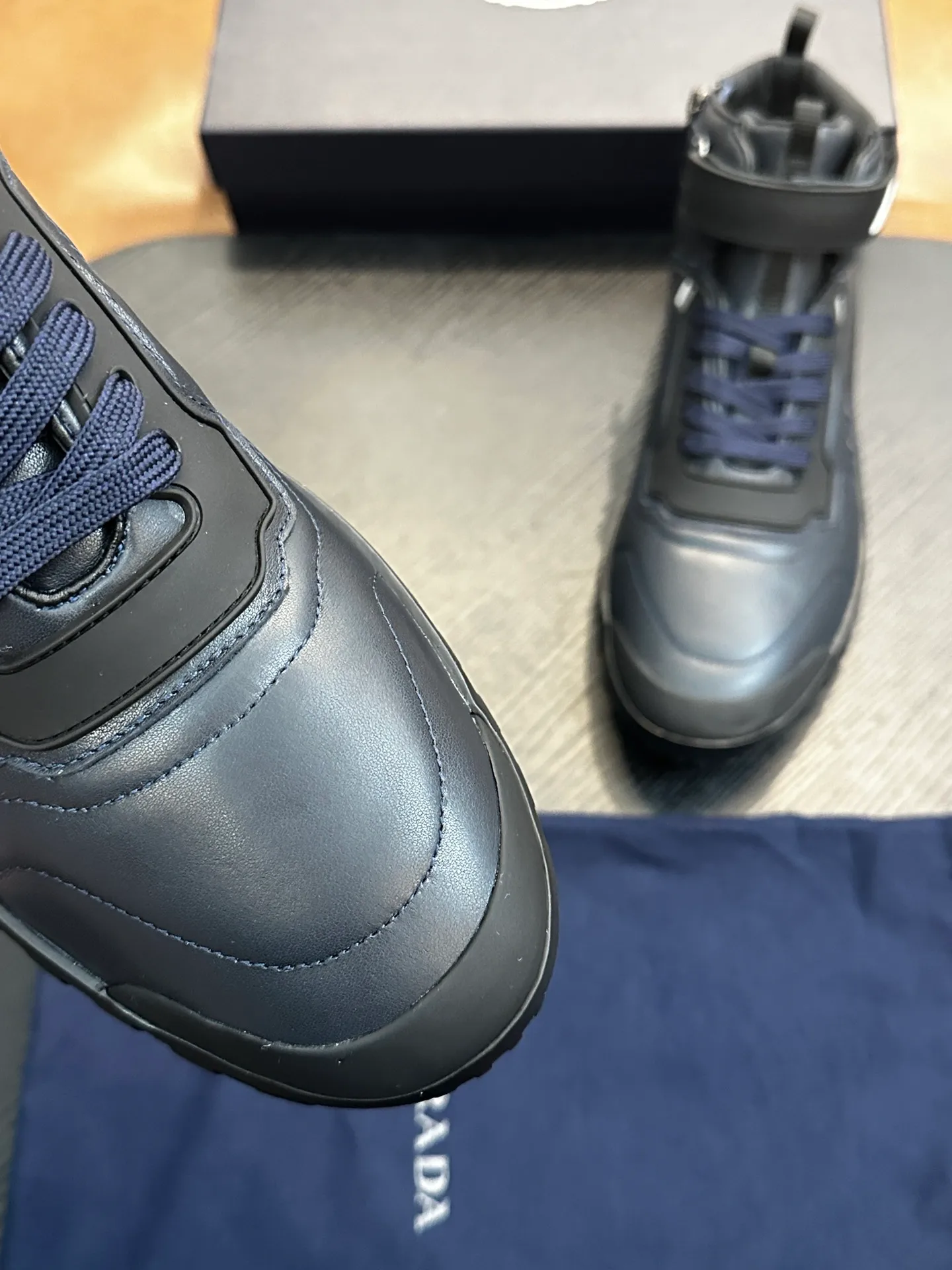 [ PRADA ] Top P: 880💰 ▪️Size: 39-44 (customized at 38.45) Prad*Prada (Mauri order can be made) new men's nylon fabric sneakers This casual sneaker combines elegant and innovative design. It is made of nylon stretch fabric and has a slip-on design. The upper strap is equipped with an adjustable metal buckle, and the letters "PRADA" are eye-catching on the side of the shoe. Comes with full original packaging!